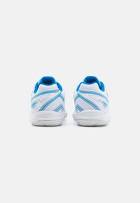 Weiße Sportschuhe mit blauen Akzenten, ausgestattet mit einem Mesh-Obermaterial, strukturiertem Design und ausgeprägter Fersenpolsterung. Teil einer schlanken Silhouette.