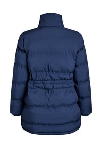 Tamsiai mėlynas pūkinis švarkas su aukštu kaklu, elastinga juosmens linija ir siuvinėta struktūra. Savybėse ilgos rankovės ir laisvas siluetas.