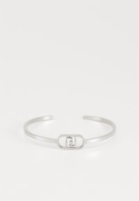 Zilveren metalen bangle armband met een open cirkelvormig ontwerp met een dubbele lusdetail in het midden en een glad gepolijst afwerking.