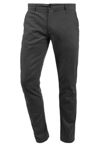 Chinos grigio scuro realizzati in cotone leggero. Presentano una chiusura con bottone, tasche laterali e un design slim fit con texture minimale.