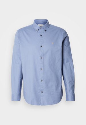 Lichtblauwe overhemd met lange mouwen, gemaakt van gladde stof. Heeft een klassieke kraag, zwarte knopen en een klein logo op de borst.