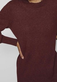 Burgundský pletený svetr s kulatým výstřihem a žebrovanými manžetami, s volným střihem a bočními rozparky pro snadný pohyb.