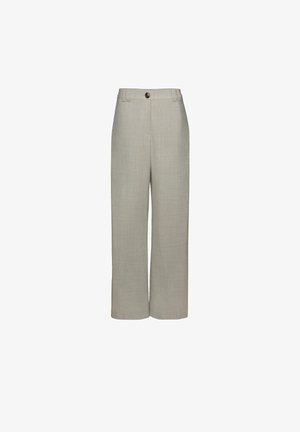 Pantaloni bej cu picior larg, cu șlițuri pentru curea și o singură închidere cu nasture maro în talie, expuși pe un fundal alb.