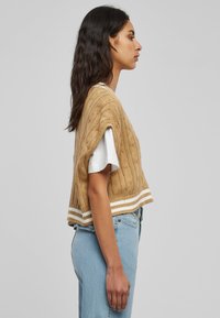 Urban Classics CROPPED COLLEGE SLIPOVER - Apdrukāts T-krekls - unionbeige