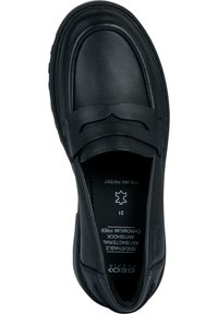 Zwarte leren loafer met een ronde neus, voorzien van een decoratieve band en stiksels. Het interieur toont merk- en maatmarkeringen.