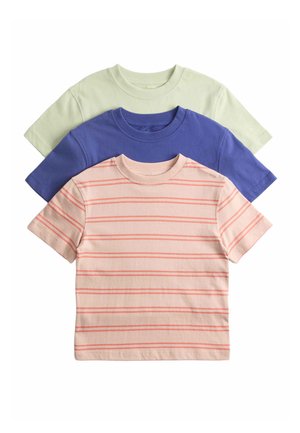 Tres camisetas de algodón de manga corta dobladas apiladas, colores: rosa claro con rayas rojas, azul sólido y verde pálido, fondo liso.