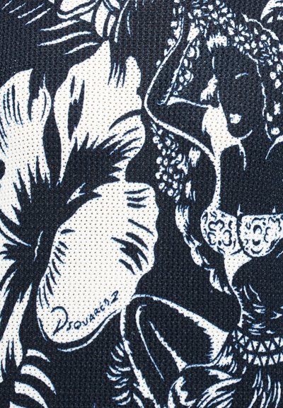 Design stylisé en noir et blanc d'une femme portant une coiffe florale et des bijoux, entourée de grandes feuilles tropicales sur un tissu texturé.