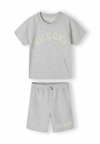 Grå bomulds t-shirt med korte ærmer, der har en lomme på fronten og teksten "NICE ONE" trykt i kremfarve. Sættet er fuldendt med matchende grå shorts med elastisk talje.