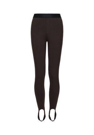 Tumedat pruunid jõulised retuusid musta elastse vöökohaga ja jalatugede rihmadega iga jala allosas.