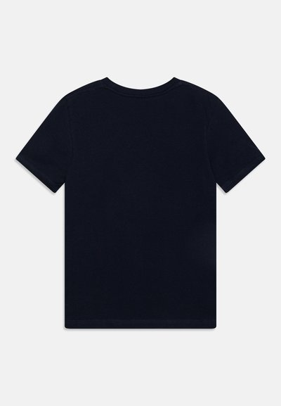 Camiseta de manga corta azul marino hecha de algodón. Presenta un clásico cuello redondo y una parte trasera lisa sin ningún patrón ni gráficos.