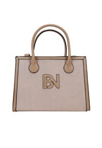 Bolso de mano texturizado beige con acentos negros, dos asas superiores y un logotipo embosado prominente, con una forma cuadrada estructurada.