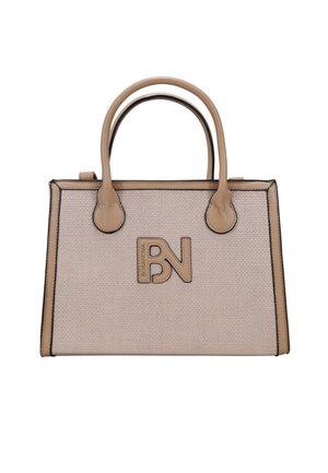 Bolso de mano texturizado beige con acentos negros, dos asas superiores y un logotipo embosado prominente, con una forma cuadrada estructurada.