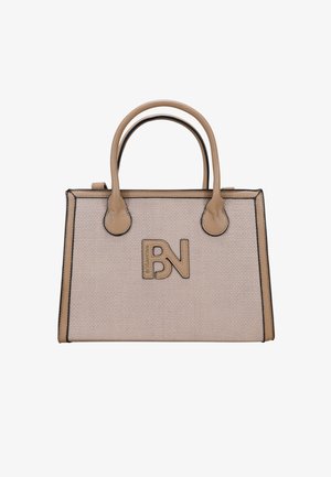 Bolso de mano texturizado beige con acentos negros, dos asas superiores y un logotipo embosado prominente, con una forma cuadrada estructurada.
