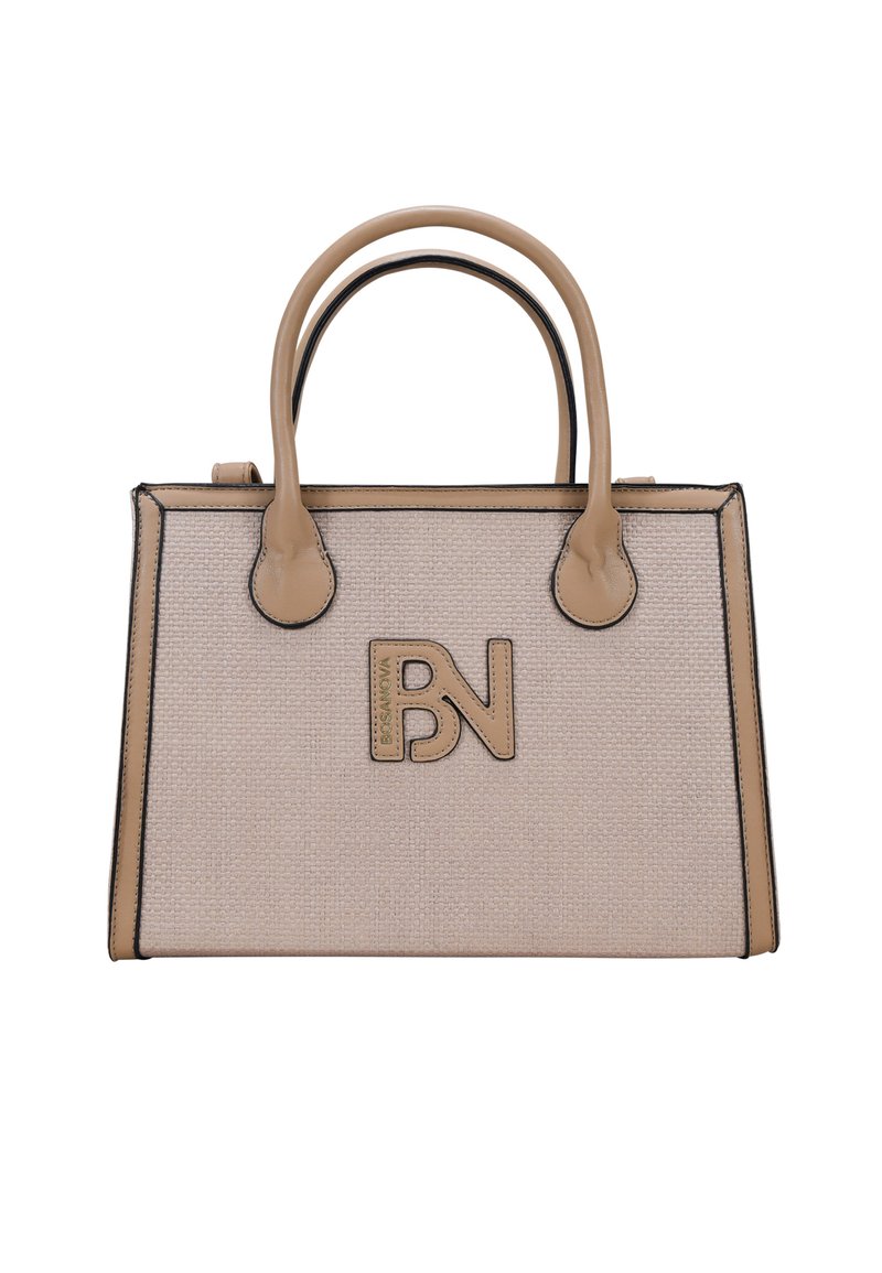 Bolso de mano texturizado beige con acentos negros, dos asas superiores y un logotipo embosado prominente, con una forma cuadrada estructurada.
