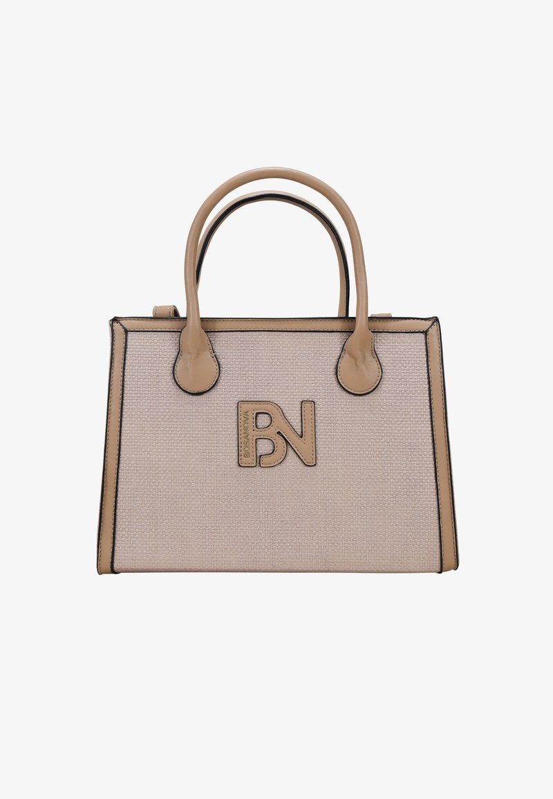 Bolso de mano texturizado beige con acentos negros, dos asas superiores y un logotipo embosado prominente, con una forma cuadrada estructurada.