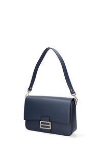 Marineblauwe leren schoudertas met rechthoekige zilveren gesp, gestructureerde rechthoekige vorm en enkele verstelbare band.
