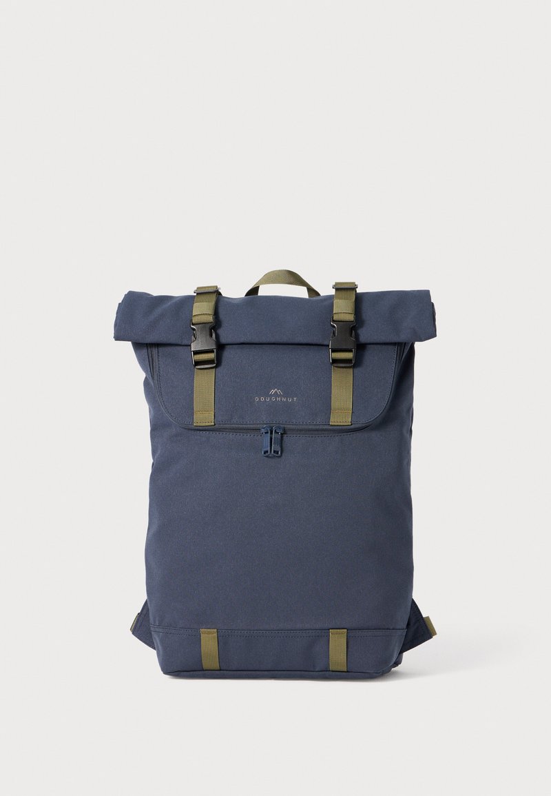 Navyblaues Rolltop-Rucksack mit olivgrünen Riemen und Beschlägen. Verfügt über einen Reißverschluss, Logodetails und zwei seitliche Befestigungspunkte.