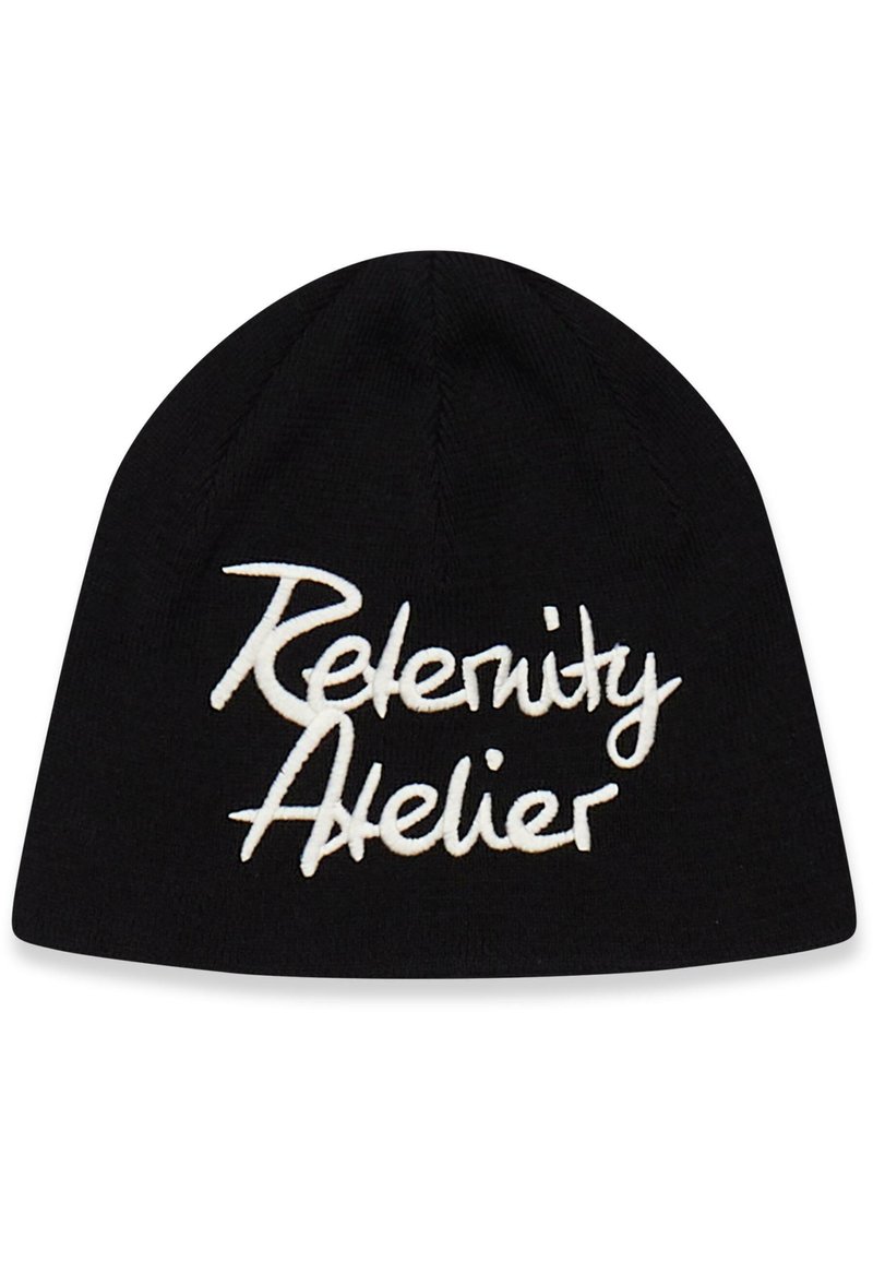 Gorro de punto negro con texto bordado en blanco que dice "Releternity Atelier", con un diseño ajustado y una textura suave.