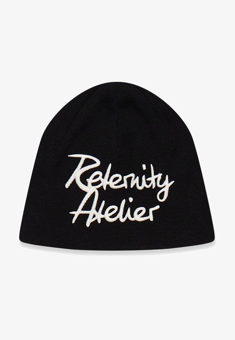 Gorro de punto negro con texto bordado en blanco que dice "Releternity Atelier", con un diseño ajustado y una textura suave.