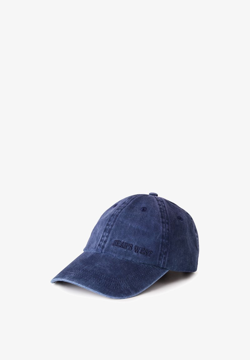Granatowa czapka baseballowa z zakrzywionym daszkiem i wyhaftowanym napisem „JEANS WEST” na przednim środku.
