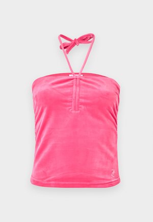 Fuchsia Samt-Crop-Top mit Spaghetti-Trägern, mit einem Schlitz vorne und am Nacken gebunden. Weiche Textur und glatte Oberfläche.