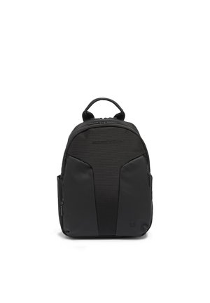 Sac à dos noir de taille moyenne avec poignée supérieure, poches zippées à l'avant et logo de la marque discret sur le panneau avant, debout sur fond blanc.