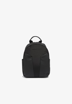 Sac à dos noir de taille moyenne avec poignée supérieure, poches zippées à l'avant et logo de la marque discret sur le panneau avant, debout sur fond blanc.