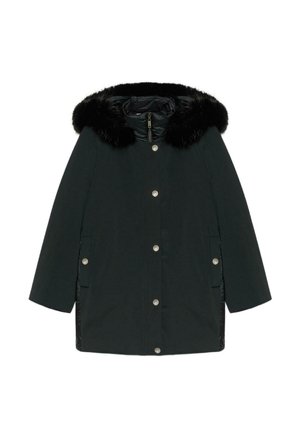 Czarna kurtka parka z kapturem wyściełanym sztucznym futrem, zapięciem na zatrzaski, bocznymi kieszeniami oraz lekko połyskującą fakturą. Projekt o długości do połowy uda.