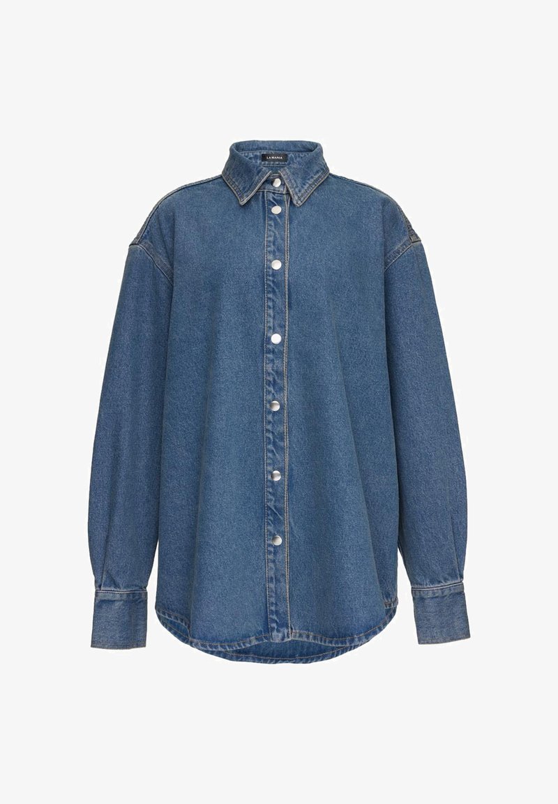 Cămașă albastră din denim cu mâneci lungi, guler, nasturi cu capse în față și mâneci ușor bufante, afișată pe un fundal alb.