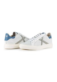 Sneakers in pelle bianca con design perforato, accenti grigi, tallone blu e suola in gomma bianca. Lacci nella parte anteriore e forma della punta arrotondata.