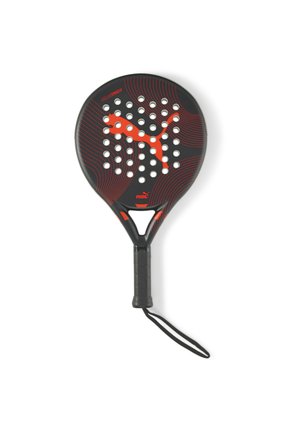 Pala de pádel negra con acentos rojos y un patrón de onda dinámico. Agujeros para reducir la resistencia al viento. Incluye un agarre texturizado y una correa para la muñeca.