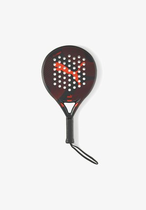 Pala de pádel negra con acentos rojos y un patrón de onda dinámico. Agujeros para reducir la resistencia al viento. Incluye un agarre texturizado y una correa para la muñeca.