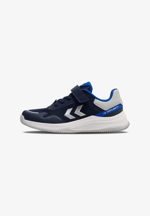 Zapatilla deportiva infantil azul marino con suela blanca, dos logotipos blancos en forma de chevron, detalles azul y blanco y cierre de velcro.