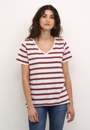 Korta ärmar med V-hals t-shirt i krämfärgad med vinröda horisontella ränder. Mjukt tyg med en avslappnad passform; sidokilar i fållen för ökad rörelsefrihet.