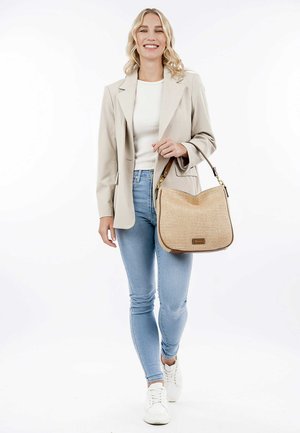 Beige Handtasche mit gewobener Textur, braunen Akzenten und goldenen Beschlägen. Die Tasche hat eine Hobo-Form und wird von einer Person in einem neutralen Outfit getragen.