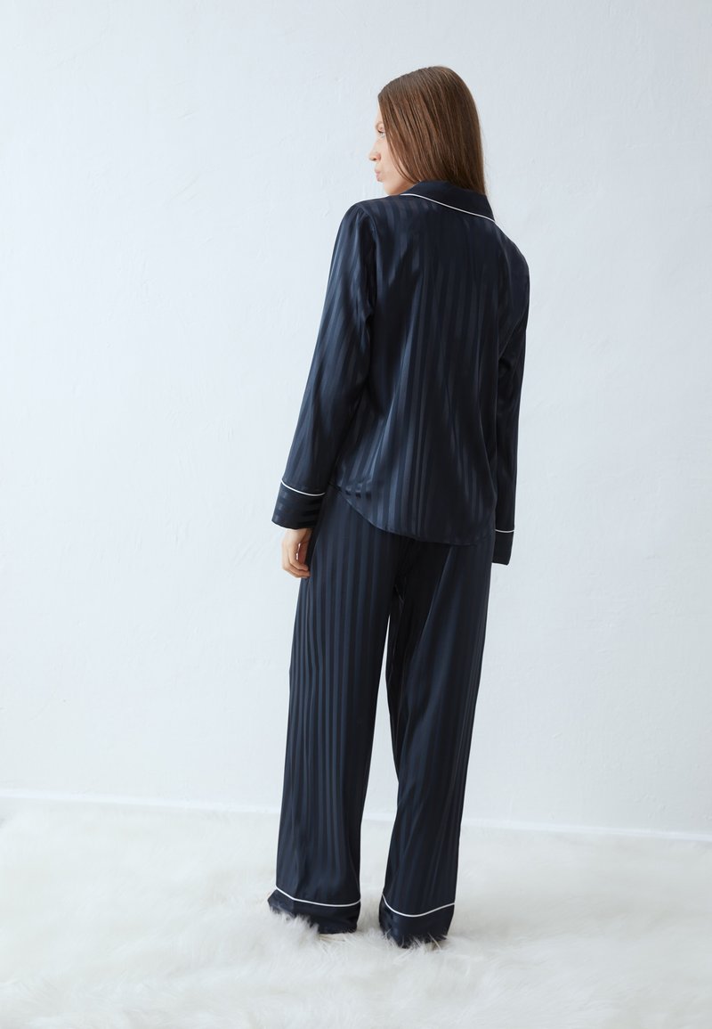 Pyjama Femme En Satin Bleu Marine - Manches Longues - Taille UK 8/10 - Neuf Avec étiquettes