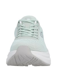 Chaussure de sport vert clair avec une tige en mesh respirant, des lacets blancs et une semelle rembourrée présentant un motif de bande de roulement texturé.