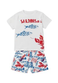 Chemise blanche à manches courtes avec des motifs de poissons bleus tachetés et un homard rouge, associée à un short blanc orné de motifs de poissons bleus et de homards rouges.