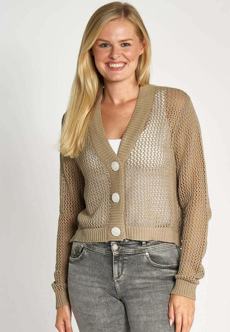 Beige Strickjacke mit V-Ausschnitt, ausgestattet mit einem Netzdesign und vier großen Knöpfen auf der Vorderseite. Lange Ärmel mit gerippten Bündchen.