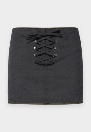 Mini falda gris oscuro con detalle de cordones en la parte delantera y herrajes metálicos. Textura suave, forma ajustada y cinturilla de altura media.