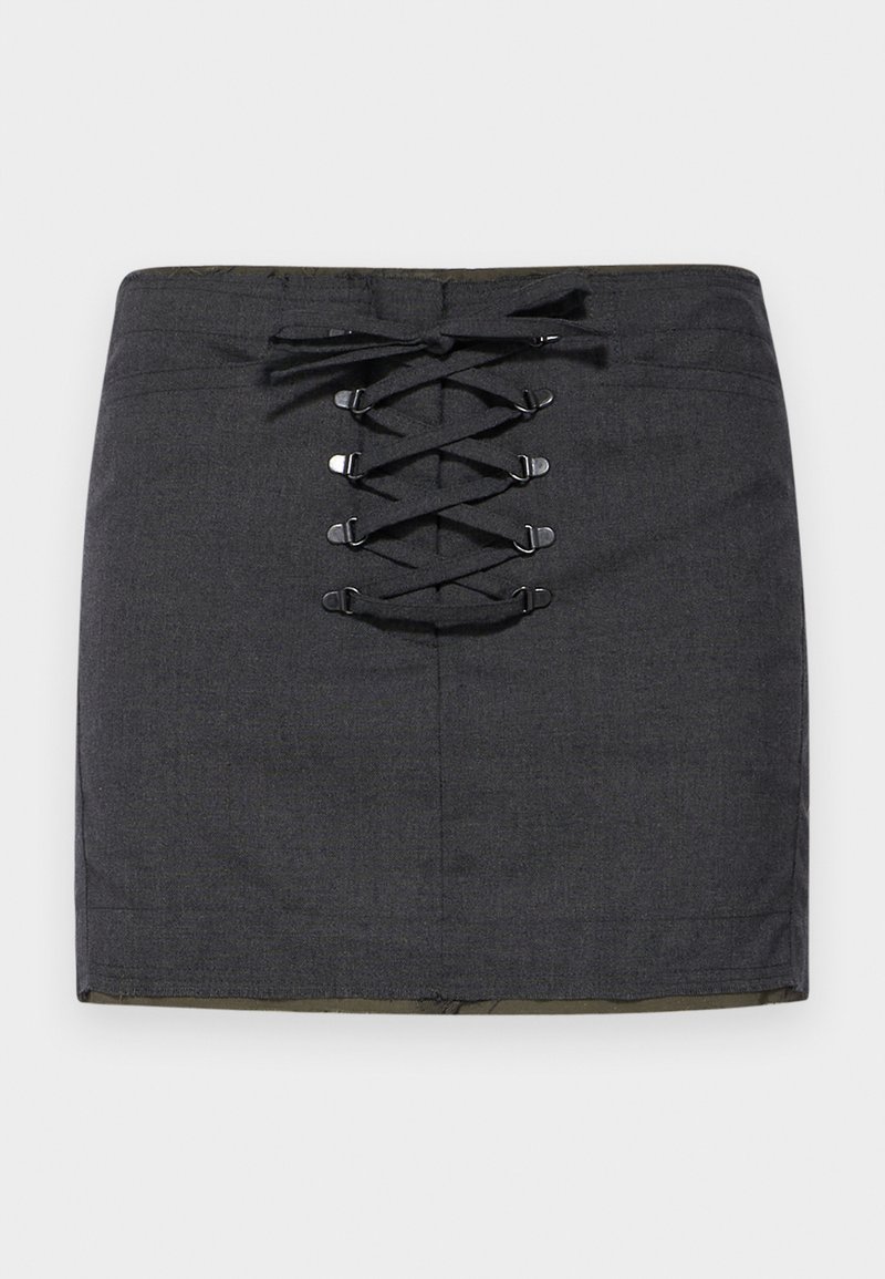 Mini gonna grigia scura con dettaglio in pizzo davanti e hardware metallico. Tessuto liscio, forma aderente e vita semicadente.