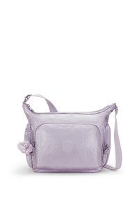 Jasnofioletowa torebka typu crossbody z przednią kieszenią na zamek, bocznym zamkiem, regulowanym paskiem oraz małym pluszowym breloczkiem w kształcie małpki przymocowanym do niej.
