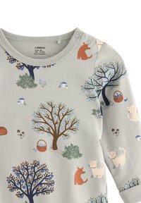 Lysegrå langærmet top med dyre- og træprints i blå, brun og orange. Lavet af blødt tekstil med rund halsudskæring.