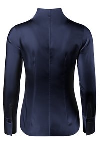 Camicia blu navy in raso con maniche lunghe, colletto alto, silhouette aderente e polsini con bottoni. Texture liscia e linee pulite in tutto.