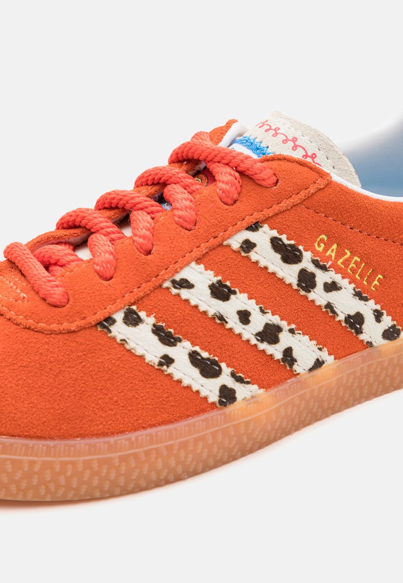 Woody Zapatillas Adidas Toy Story Tênis Adidas Gazelle R X Disney