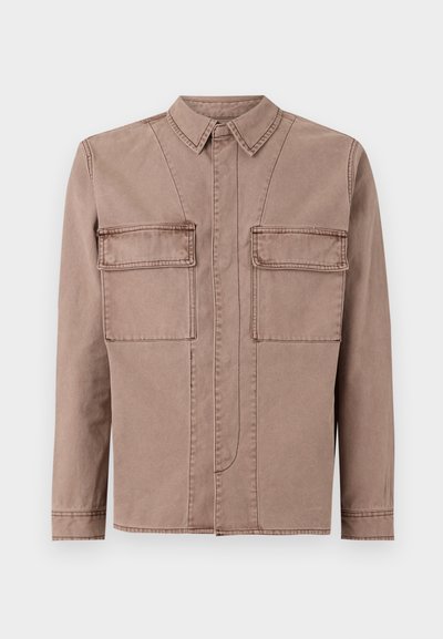 Svetlo rjava bombažna jakna s ovratnikom, ki ima dva sprednja žepa, vertikalne šive in ravno krojeno zasnovo.