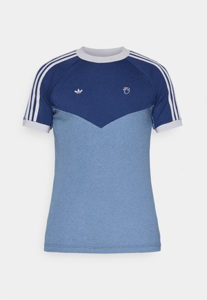 T-shirt sportivo blu con maniche raglan, caratterizzato da un design a gradiente blu chiaro e scuro, tre strisce bianche su ciascun spalla e accenti con il logo.