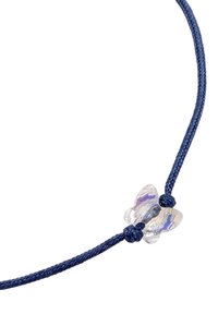Collier en cordon marine avec un charm en forme de papillon transparent, soigneusement noué pour un effet décoratif, sur un fond blanc uni.