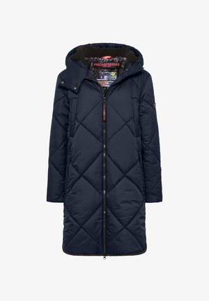 Granatowy pikowany długi płaszcz z kapturem, z zapięciem na zamek błyskawiczny z przodu, bocznymi kieszeniami i miękkim, polarowym kołnierzem. Teksturowany wzór diamentowy.