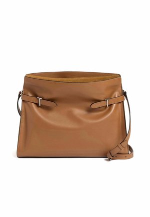 Borsa in pelle di colore cuoio con una texture liscia, dotata di due cinturini decorativi e una tracolla regolabile.